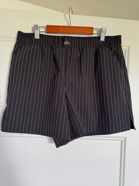 Alo Yoga pinstripe daylight boxer Shorts M